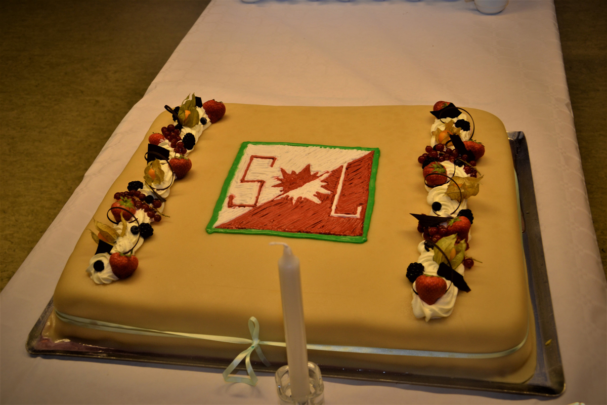 kake med logo